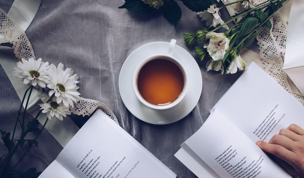 čítanie knižky pri šále čaju a peknom zátiší