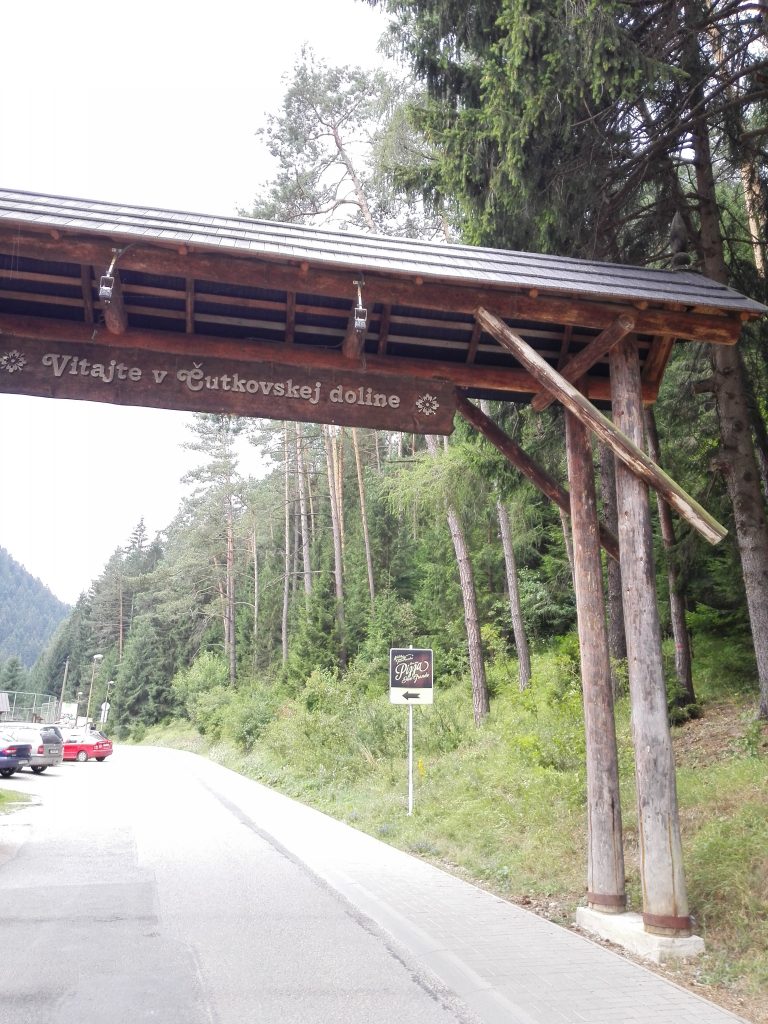 uvítacia vstupná brána do Čutkovskej doliny