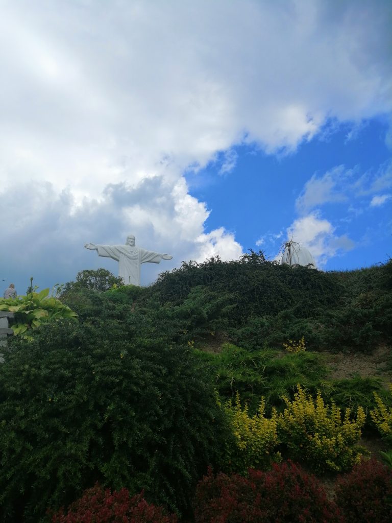 Takýto pohľad na sochu Ježiša krista v Kline sa vám naskytne tesne pod vrcholom