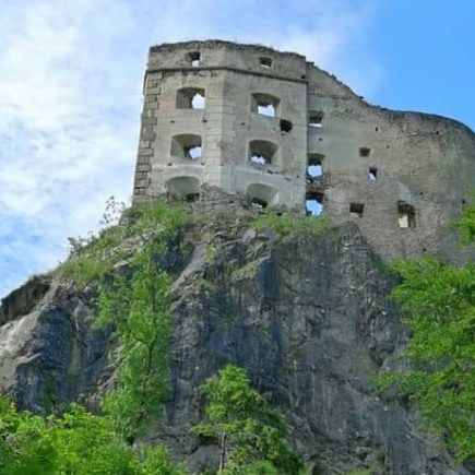 Pohľad na zrúcaninu hradu Likava v Likavke z prístupovej cesty