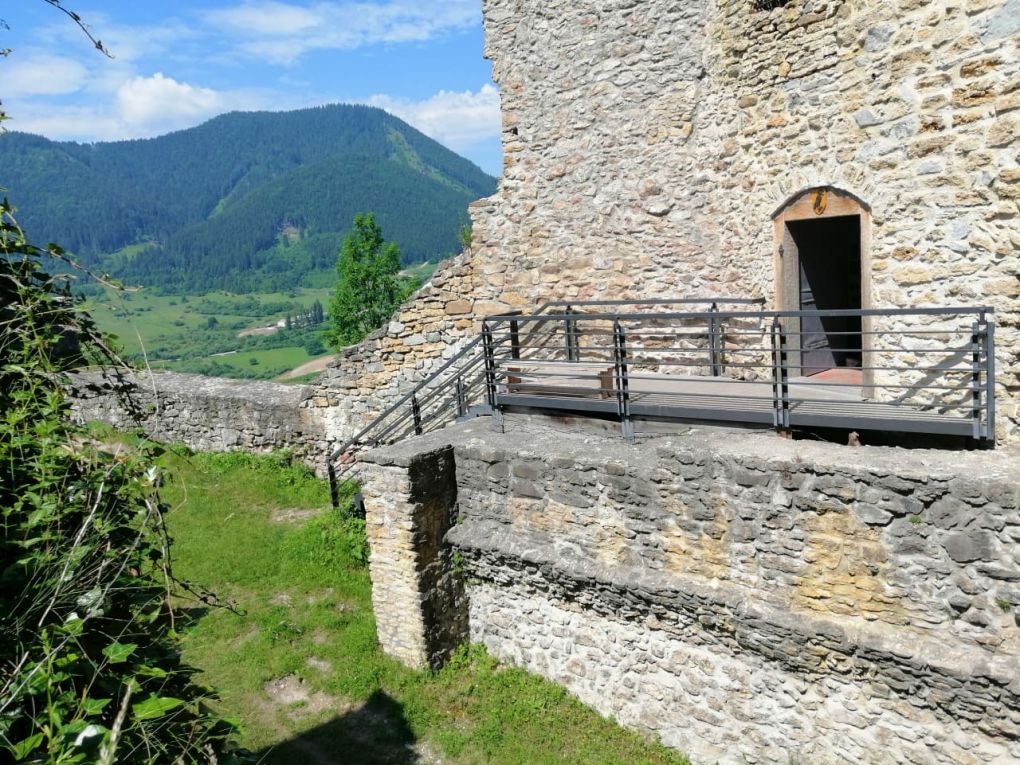 pohľad na Hunyadyho baštu v ktorej je mučiaren a expozícia Likavského hradu