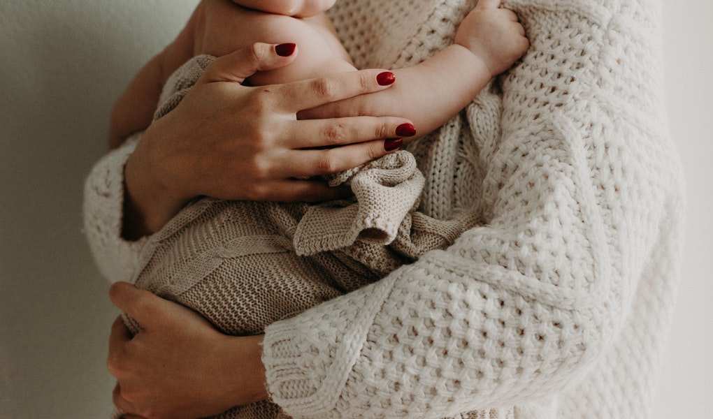 žena s dieťatom na rukách 