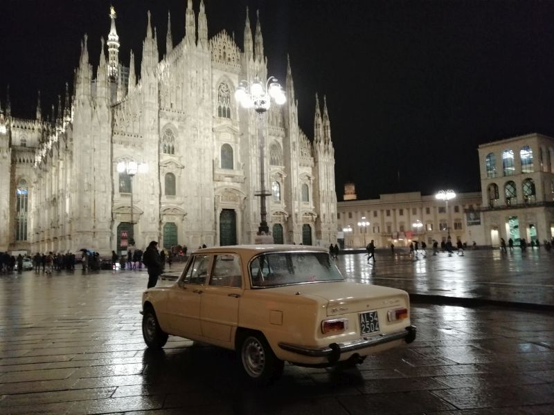čo vidieť v Miláne? Duomo vo večerných svetlách a historické auto 