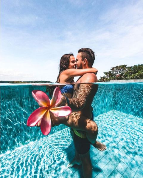 zamilovaná dvojica v raji v bazene interview s Why we Travel