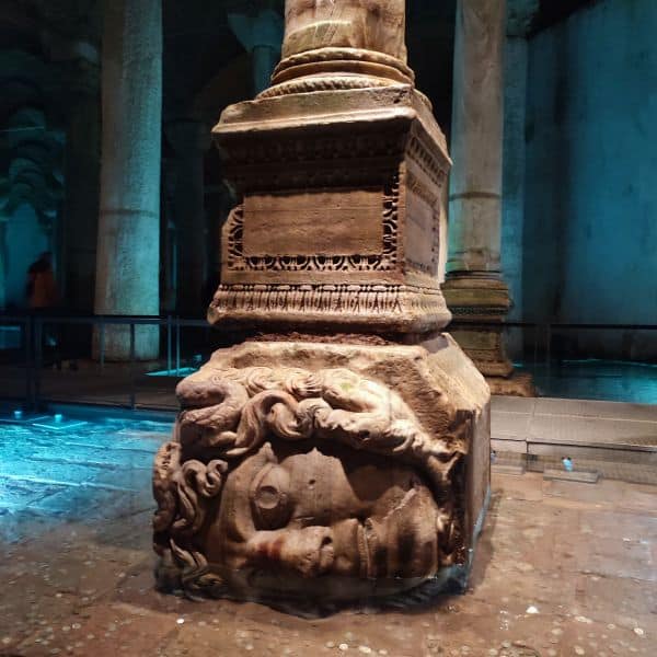 Čo vidieť v Istanbule basilica cistern v Istanbule a kamenné hlavy medúzy
