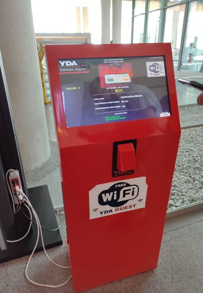 Automat na free wifi na letisku v Dalamane