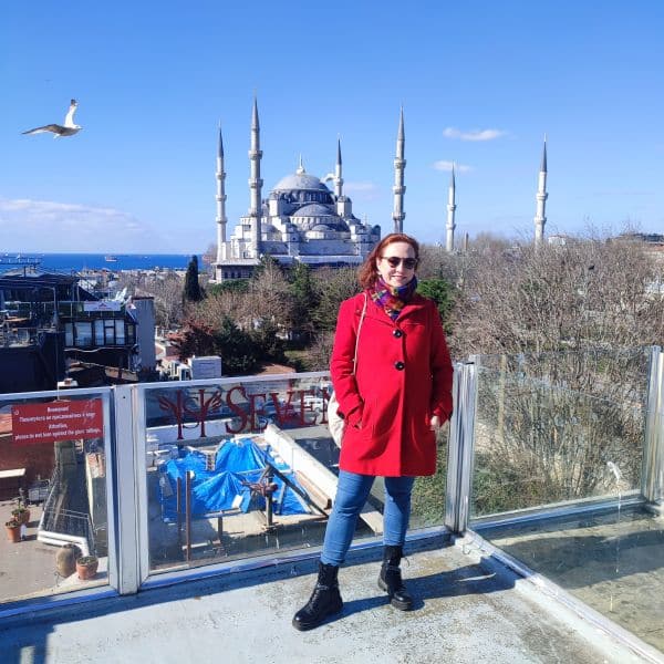 dievča v červenom kabáte a výhľad na modrú mešitu ( Sultan ahmed camii) 
