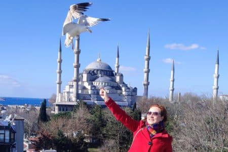 Čo vidieť a zažiť v Istanbule? / Dievca s vyhladom na Modrú mešitu v Istanbule a čajky.