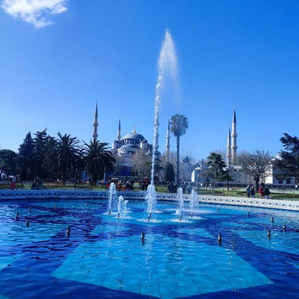 Modrá mešita Sultan Ahmed Camii v istanbule s námestím počas slnečného dňa 